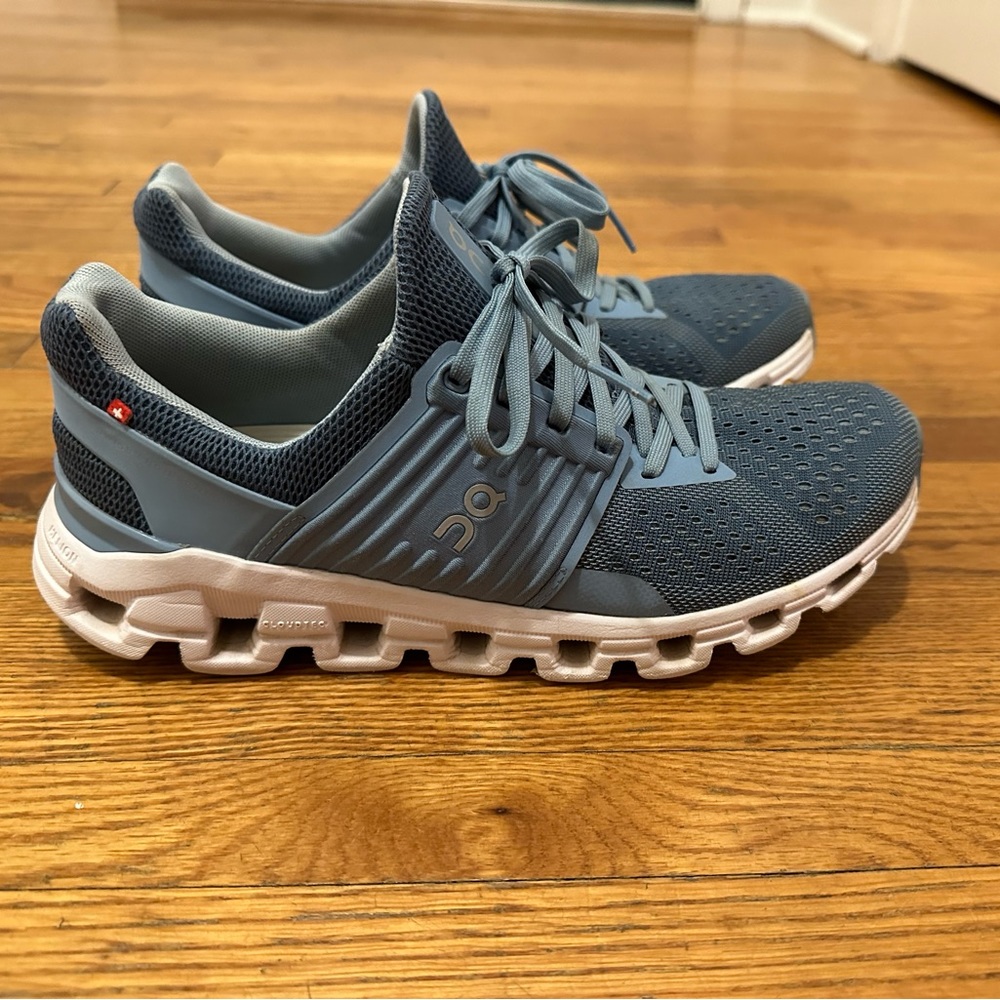 On cloud tennis shoes size 8